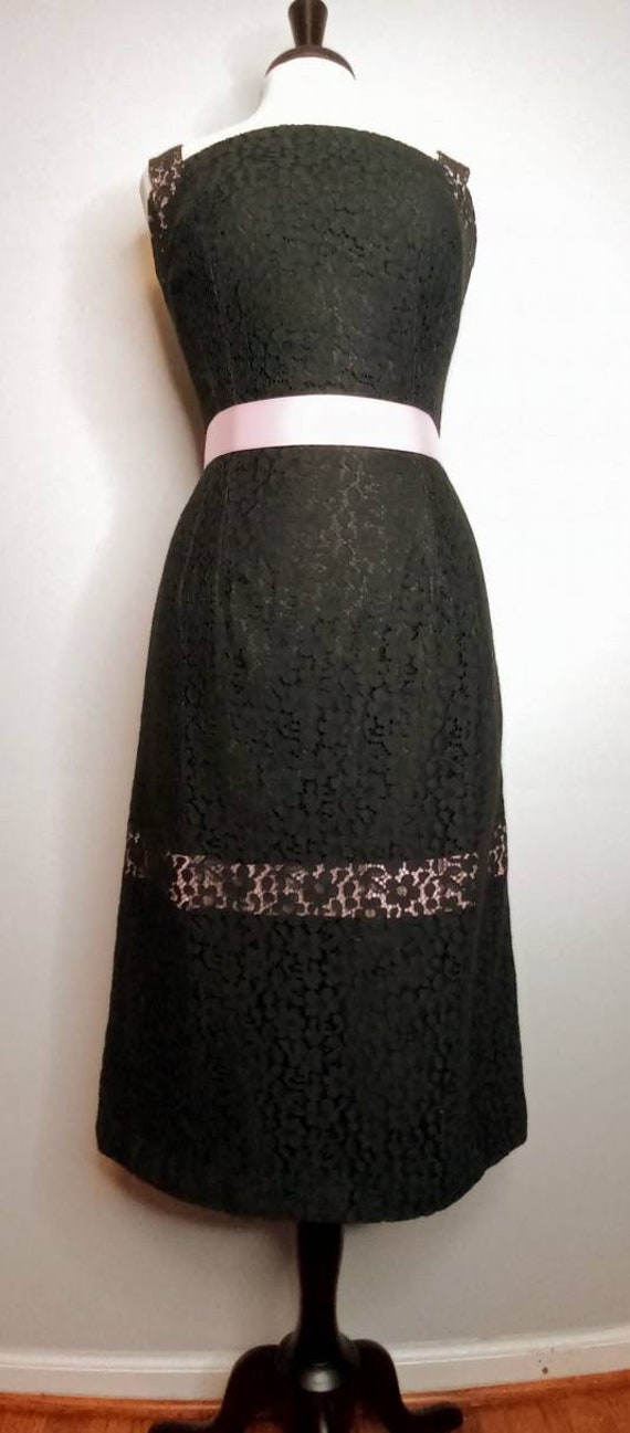 1950's 50s Black & Pink Venice Lace Sheath Wiggle… - image 8