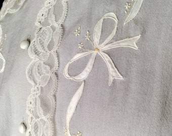 1950&#39;s Winter Gray Bed Jacket / Bow Appliques / Lace Trim / Peterpan Collar 50s / Bridal Shower Trousseau