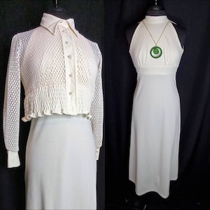 Può includere: Due abiti bianchi, uno con un top lavorato a uncinetto e l'altro con scollo halter e una collana pendente verde.