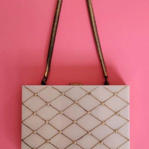 Monedero compacto de metal y lucite de los años 50 / Maquillaje y cosméticos / Compartimento secreto / Blanco y dorado / Perlas / Boda nupcial