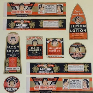 Puede incluir: Una colección de etiquetas de productos vintage para los productos de belleza Madam Jones. Las etiquetas presentan ilustraciones de mujeres y limones, y anuncian productos como pomada para el cabello, crema limpiadora de limón, loción de limón, aceite para el brillo del cabello, aceite brillante para las sienes, ungüento para la piel y desodorante para el cuerpo.