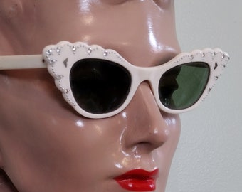 Lunettes de soleil oeil de chat années 50 en plastique blanc à bords festonnés