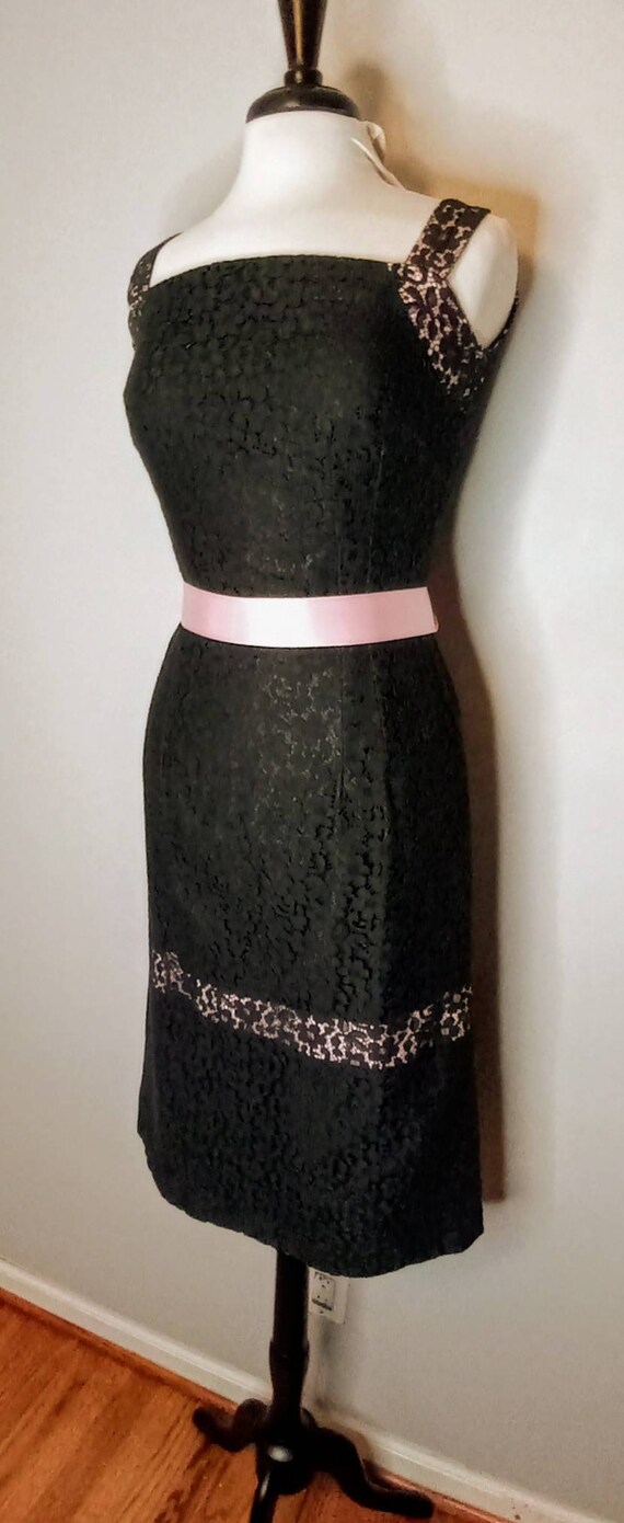 1950's 50s Black & Pink Venice Lace Sheath Wiggle… - image 9