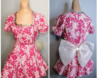 1940-tals körsbärsrosa blommig kostym, puffärmar, stor rosett