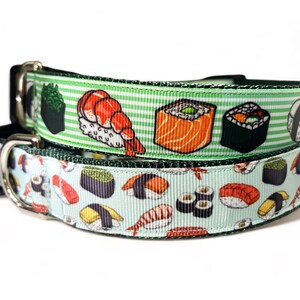 Peut inclure: Deux colliers pour chien avec un motif rayé vert et blanc et un motif vert et bleu. Les colliers présentent une variété de motifs de sushis, y compris des crevettes, du saumon et des algues.