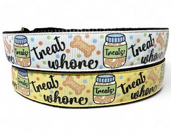 Puede incluir: Un collar de perro blanco y amarillo con borde negro. El collar tiene un patrón repetido de huesos de perro, frascos de golosinas para perros y el texto "treat whome" en negro.