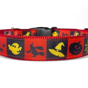 Może przedstawiać: Czerwony, czarny i żółty obroża dla psa na Halloween z powtarzającym się wzorem duchów, czarownic, dyni i pajęczyn.