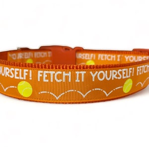 以下が含まれることがあります： オレンジ色の犬の首輪に、白い文字で「Fetch it yourself!」とテニスボールのグラフィックが描かれています。