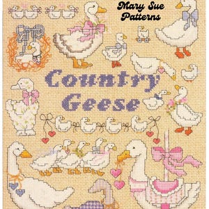 Peut inclure: Motif de point de croix intitulé "Country Geese" avec divers motifs d'oies avec des nœuds et des cœurs. Le motif comprend le texte "Stitcher's Library" et "Mary Sue Patterns". La taille réelle brodée est sur du tissu 14 ct.