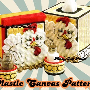 Op de afbeelding: Een set van plastic canvas met een servettenhouder en een tissuebox, beide versierd met een wit kippenmotief met rode en gele accenten. De set bevat twee kleine ronde houders voor zout- en pepervaatjes, allemaal gemaakt met een rastertextuur en de tekst Mary Sue Patterns.