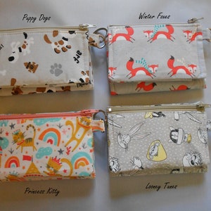 Cartera de tela con llavero de tres pliegues, cartera infantil, vegana, minimalista, bolsillo con cremallera, seis ranuras para tarjetas, cierre a presión, 8,9 cm x 11,5 cm. Fabricada en EE. UU.