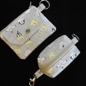 Llavero con bolsillo para tarjetas o estuche cuadrado con cremallera de Looney Tunes Bugs Bunny, Daffy Duck y Wiley Coyote. Se puede colocar en el bolso, en el bolso o en la mochila. Fabricado en EE. UU.