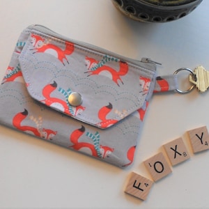 Monedero con cremallera y llavero de tela Little Winter Foxes, bolsillo para tarjetas a presión, minimalista, para sujetar llaves y tarjetas de fidelidad. Tamaño: 4-3/4" x 3-1/2"