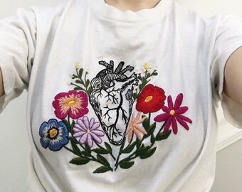 T-shirt avec cœur anatomique cousu à la main et fleurs