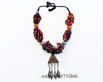Turkmenische Tribal Perlen Halskette mit vintage Metallanhänger, Mehrstrangige ethnische Hippie Boho Halskette; 23319.6