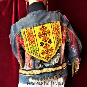 Hippie Festival Jeans Jacke mit Stickereien und Kuchi Applikationen aus verschiedenen Stoffen, Gr. 38 - 40, M - L,  Boho Gypsy Jacke, OOAK