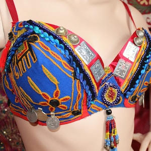 Blaues Tribal Kostüm, ATS, Tribal Fusion Kostüm, Set BH Gr. 85C und Tribalgürtel blau-rot (95 cm), Unikat von neemaheTribal