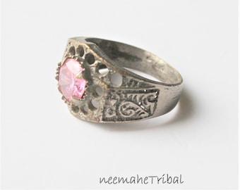 Filigraner Ring mit pinkem Glasstein, 18,5-19 mm Innendurchmesser