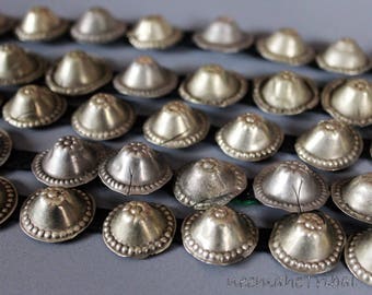 Turkmen Buttons II, aufgefädelt, Tribal Buttons, 50 cm - Strang Kuchi-Buttons, Vintage, Tribalzubehör, Tribal DIY, Ca 26 Stück Buttons