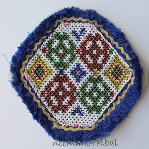 Medallón grande de cuentas Kuchi blancas y azules; 10722.6