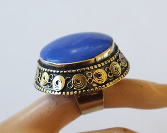 Grand anneau de boho hippie avec la pierre bleue artificielle de lapis, 18 - 18.5 millimètres diamètre ; 110120.14