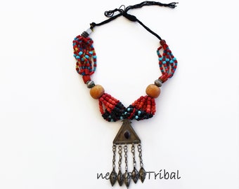 Turkmenische Tribal Perlen Halskette mit Anhänger, Vintage,  Kurze mehrstrangige ethnische Hippie Boho Halskette; 23319.5