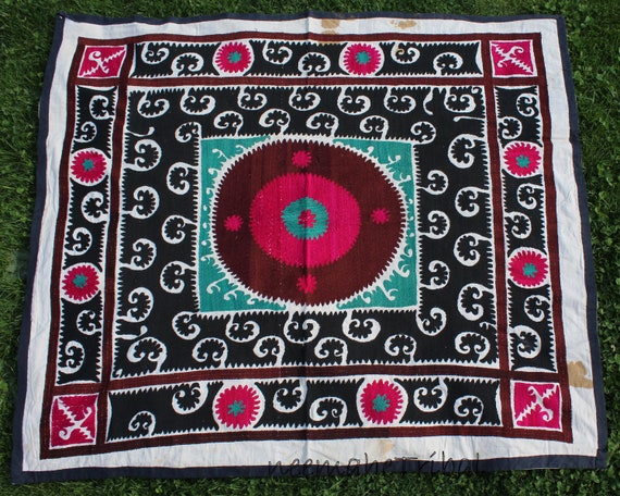 Embroidered Suzani Throw (212 x 144 cm) Embroidered Suzani Throw (212 x 144 cm)