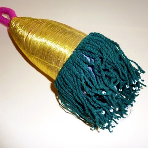 Tribal Quaste, Tribal Fusion, Bauchtanz, Cosplay, LARP, Mittelalter Kostüm Zubehör, Heim Dekoration, Goldfarben mit grünen Fransen, Tassel