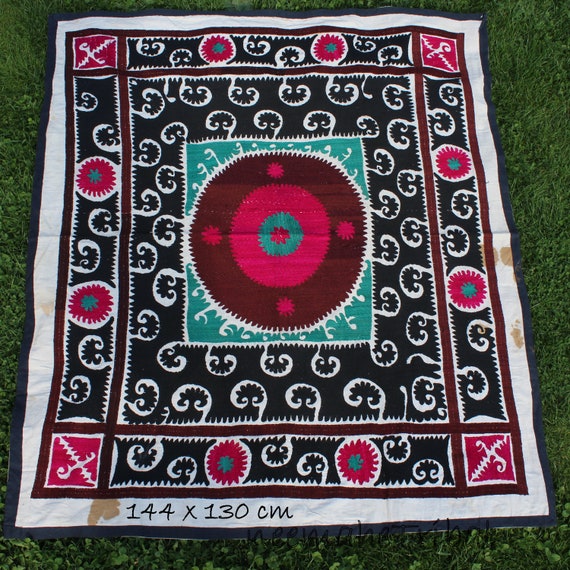 Embroidered Suzani Throw (212 x 144 cm) Embroidered Suzani Throw (212 x 144 cm)