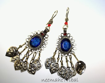 Boucles d'oreilles tribales orientales avec pierres précieuses bleues