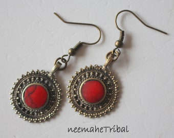 Bronzefarbene Ohrringe mit runden roten Steinen