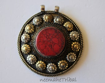 Großer runder Tribalanhänger mit Stein