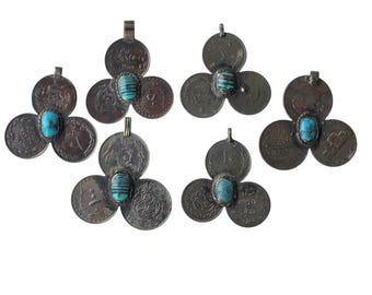 Gran colgante de moneda tribal elaborado con tres monedas tribales con una piedra turquesa; 27425.4