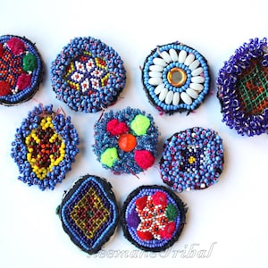 9 pequeños medallones de perla Kuchi de color azul oscuro; 3325.9