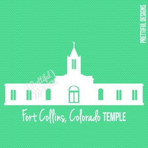 Puede incluir: Una silueta blanca del Templo de Fort Collins, Colorado, sobre un fondo verde. El templo tiene un alto campanario y un edificio rectangular con ventanas.