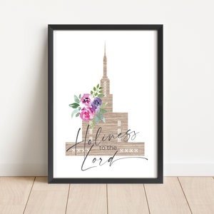 Könnte beinhalten: Ein Aquarelldruck mit einer Holzsilhouette eines Tempels mit einem Blumenarrangement in Rosa, Lila und Grün. Der Text "Holiness to the Lord" ist in Kursivschrift unter dem Tempel geschrieben.