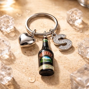 Llavero personalizado con dije de BAILEYS - regalo para amigos
