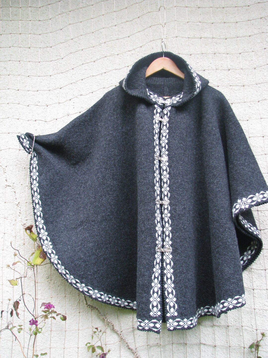 ポンチョ・ケープ Intarsia Hooded Cape Poncho Amazon.com: Tirrinia Hooded Cape Wearable Blanket Comfy