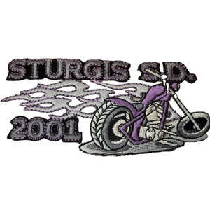 Peut inclure: Patch brodé violet et gris avec une moto, des flammes et le texte "Sturgis SD 2001".