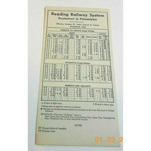 Puede incluir: Un antiguo horario de la Reading Railway System de 1963, que detalla los horarios de los trenes de Doylestown a Filadelfia. El documento presenta columnas para las horas de salida y llegada, con notas sobre festivos y tipos de trenes.