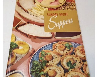 Puede incluir: Una portada de libro de cocina vintage con fondo dorado y el texto "SUNDAY NIGHT Suppers". La portada presenta una foto de un plato caliente con varios alimentos, incluyendo piña, champiñones y una salsa cremosa.