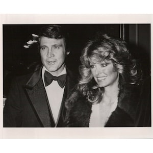 Farrah Fawcett Lee Majors Press Photo 8 x 10 Black And White Location Unknown