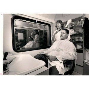 Barber Cutting Hair On German High Speed Train 6 November 1989 Press Photo