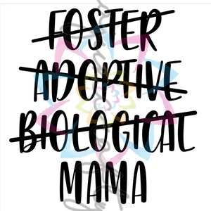 Op de afbeelding: Zwart-witte tekstafbeelding die "Foster, Adoptive, Biological, Mama" luidt met lijnen door de eerste drie woorden.