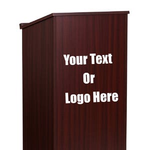 Puede incluir: Un atril de madera marrón oscuro con una parte superior rectangular y un solo estante. La parte frontal del atril tiene el texto "Your Text Or Logo Here" impreso en blanco.