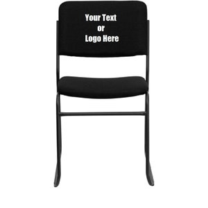 Puede incluir: Silla de oficina negra con estructura de metal negro y asiento de tela negra. El respaldo de la silla tiene el texto "Your Text or Logo Here" impreso en blanco.