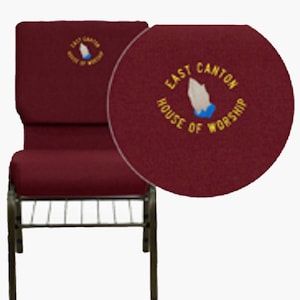 Puede incluir: Silla de iglesia color burdeos con marco de metal y cojín color burdeos. La silla tiene un respaldo con un logotipo bordado en oro que dice "East Canton House of Worship" con un diseño de manos en oración.