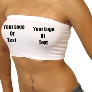 Puede incluir: Top blanco sin tirantes con el texto "Your Logo Or Text" impreso en la parte delantera.