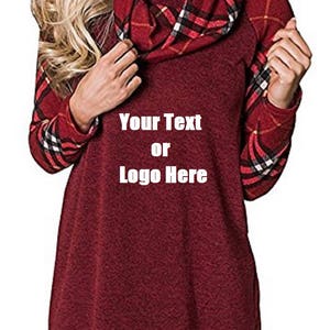 Könnte beinhalten: Rotes Langarmhemd mit kariertem Muster an den Ärmeln und einem Rollkragen. Das Shirt hat den Text "Your Text or Logo Here" auf der Vorderseite.