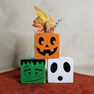 Rustikales Halloween-Grusel-Blockset mit bemaltem Kürbis, Geist und Frankenstein-Figur für saisonale Heimdekoration und Regalaufsteller